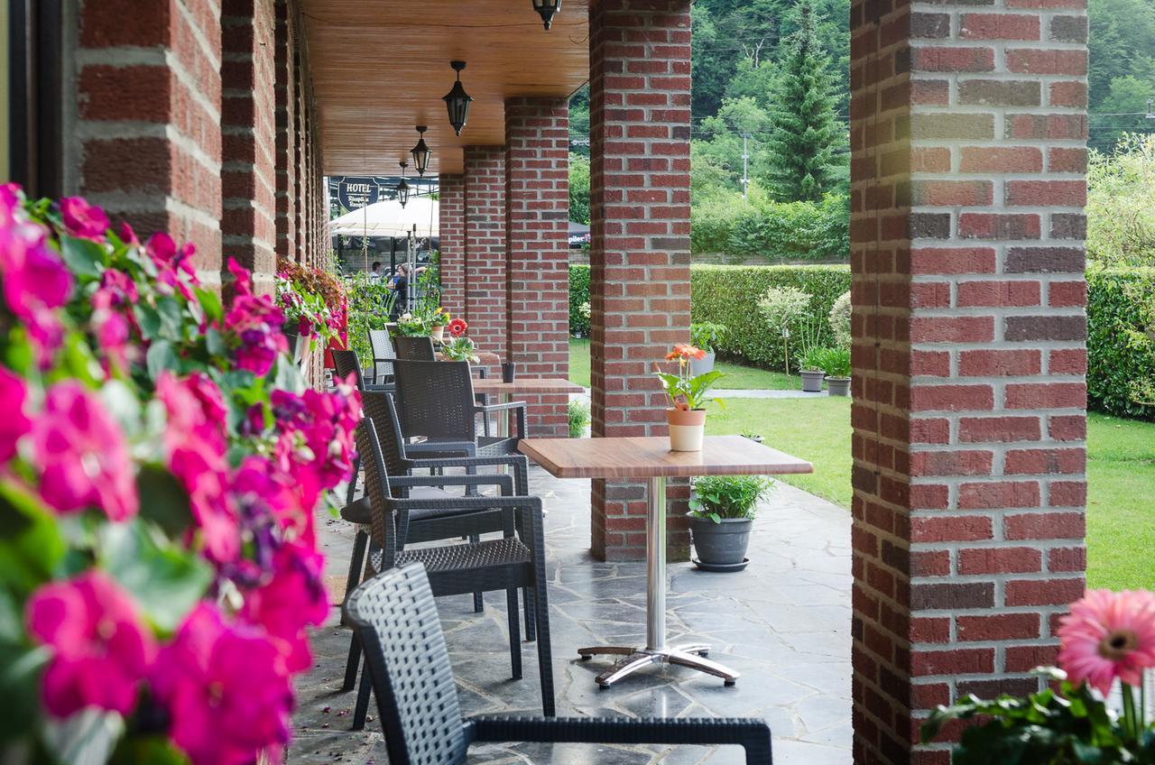 Auberge De La Lesse Celles  Exterior photo